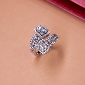 แหวนVela Emerald Cut Crossover Diamond Ring