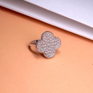 แหวน Clover Bloom Diamond Ring – White Gold
