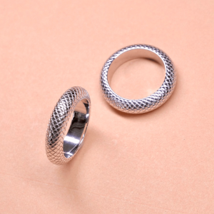 แหวน Patterned Ring in 18k white gold