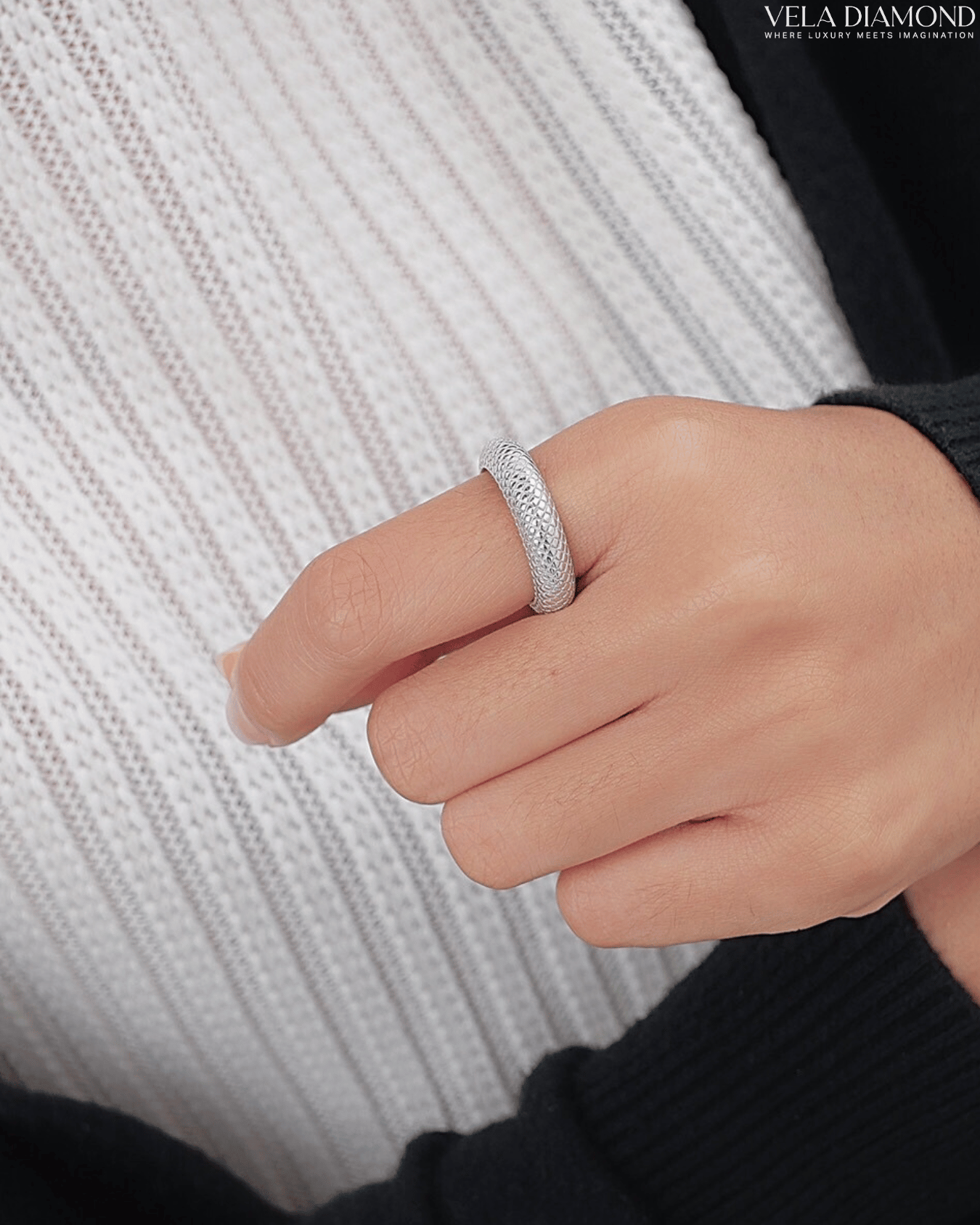 Vela Patterned Ring in 18k white gold - Image 3