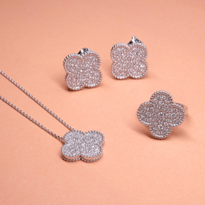 สร้อยคอ Vela Clover Diamond Necklace
