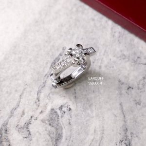 Minimal Glow Vela Diamond Earcuff