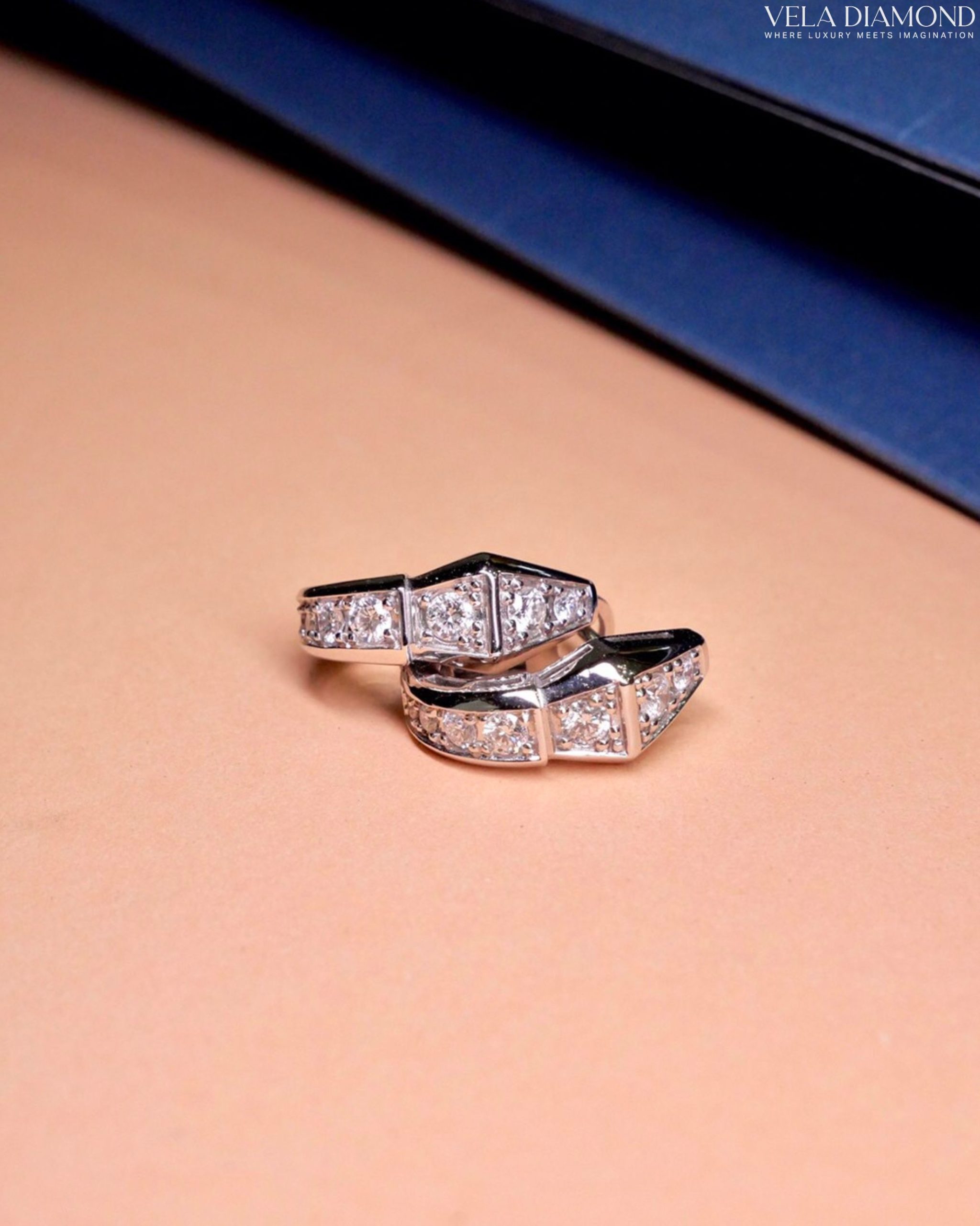 ต่างหูเพชร Vela Curve Diamond Huggies