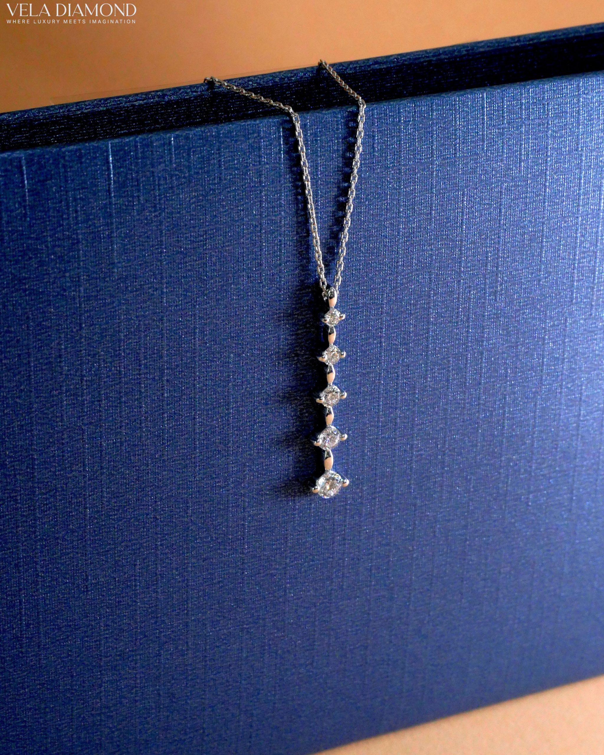 สร้อยคอจี้เพชร Vela Lightfall Necklace