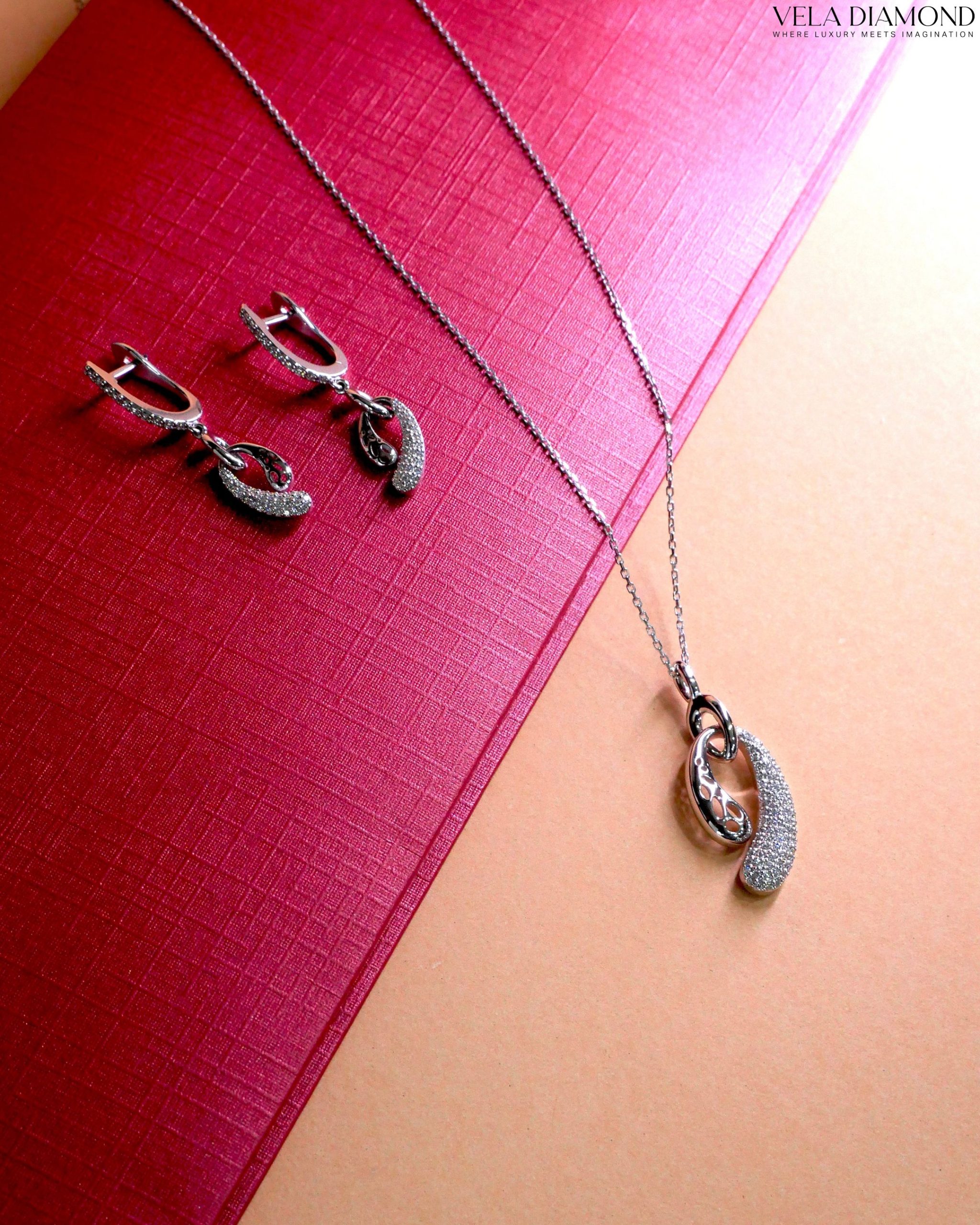 สร้อยคอจี้เพชร Fine Curve Pendant