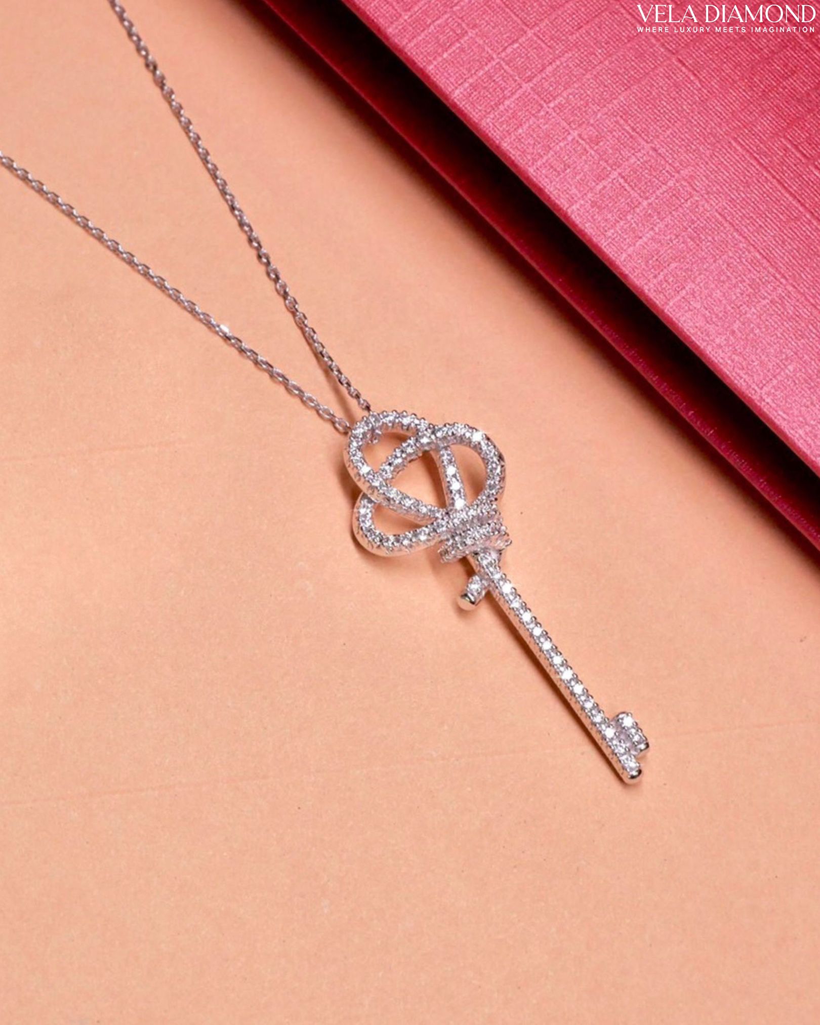สร้อยคอพร้อมจี้เพชร Vintage Key Diamond Pendant