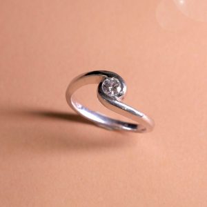 แหวนเพชร Twisted Solitaire Engagement Ring