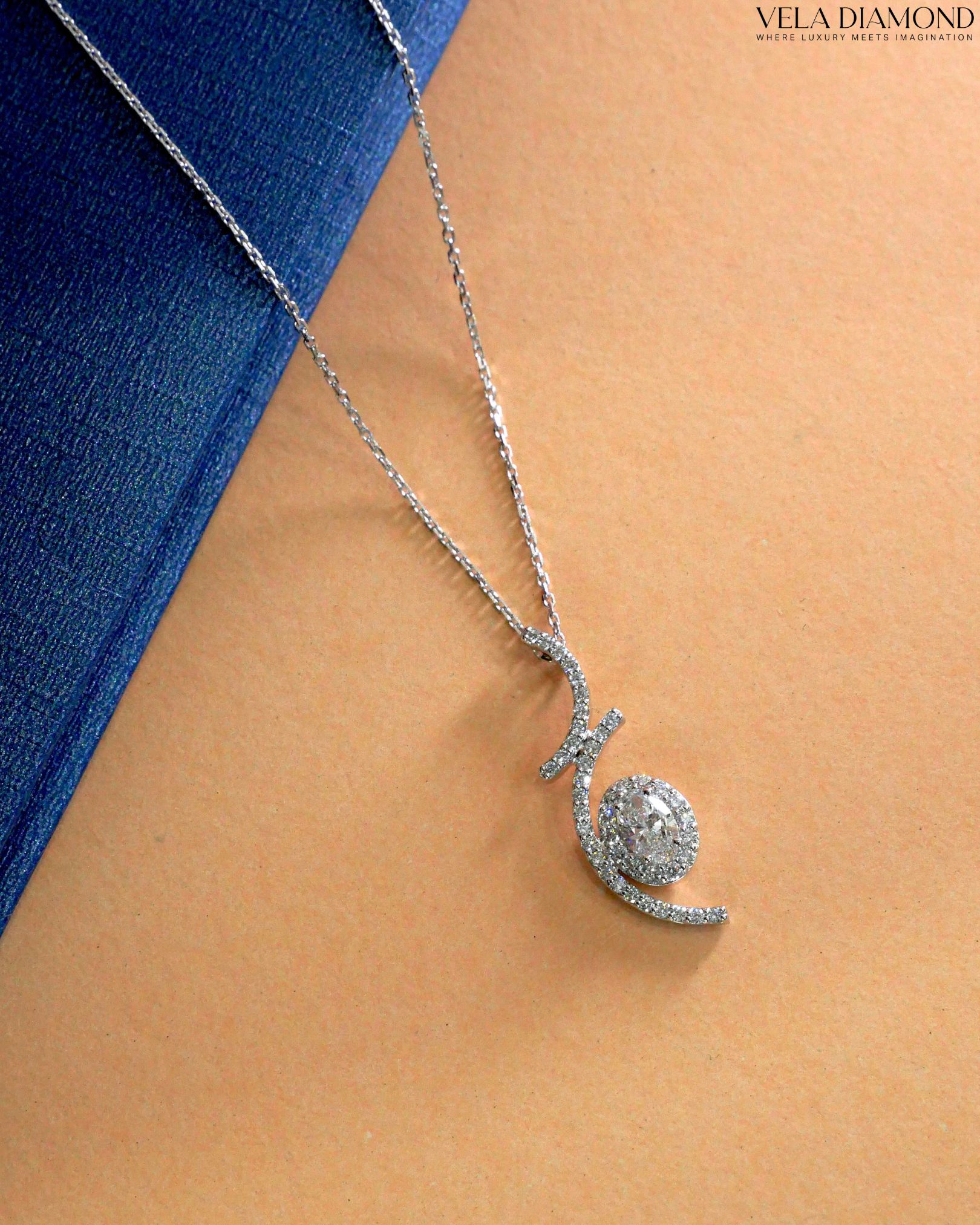 สร้อยคอพร้อมจี้เพชร Luna Oval Pendant