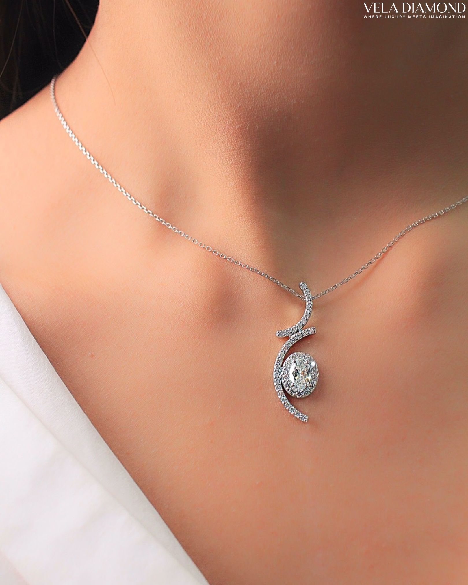 สร้อยคอพร้อมจี้เพชร Luna Oval Pendant - Image 3