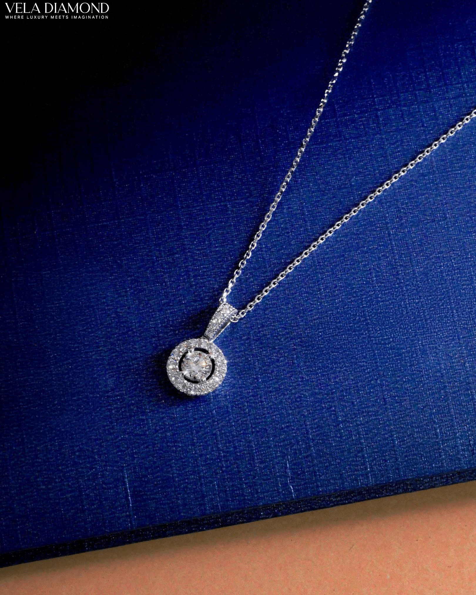 สร้อยคอพร้อมจี้เพชร Classic Halo Diamond Necklace