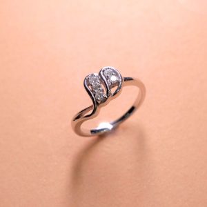 แหวนเพชร Elegant Twist Diamond Ring