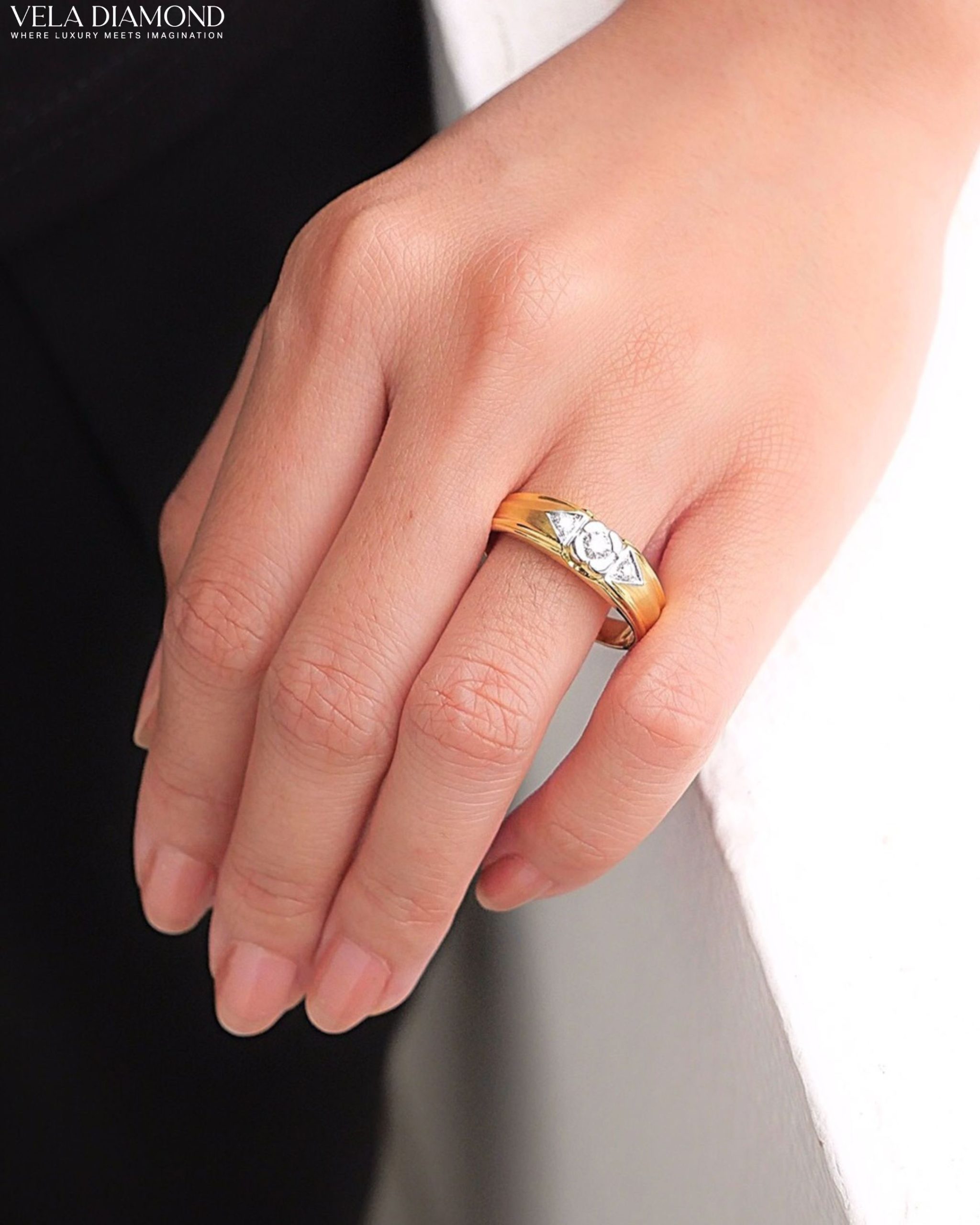 แหวนเพชร Men’s Modern Triangle Ring - Image 2