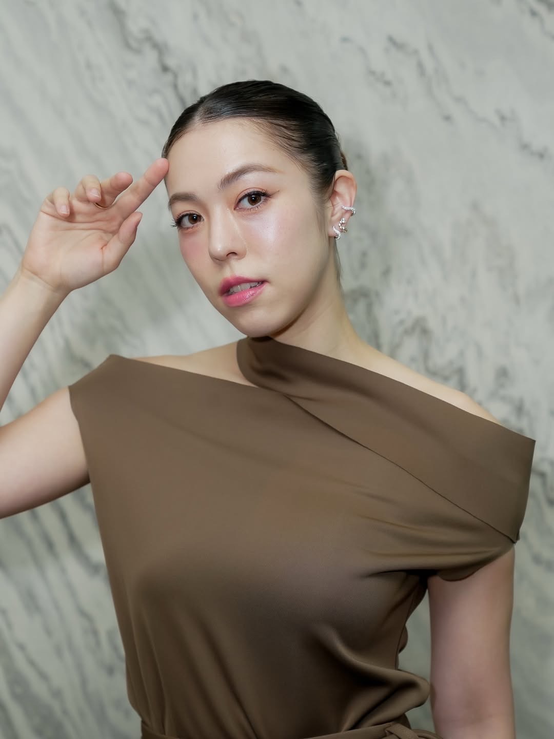 ต่างหูเพชร Adorn Two-Tone Curve Earrings — Adorn Collection - Image 3