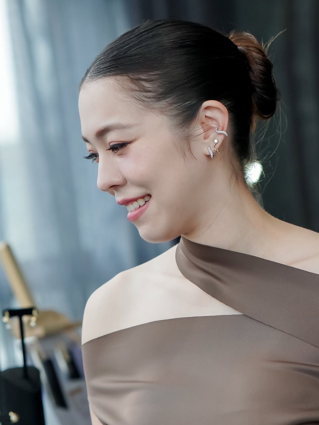 ต่างหูเพชร Adorn Two-Tone Curve Earrings — Adorn Collection - Image 2